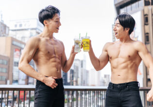 レモネードで乾杯するマッチョ/マッチョフリー素材