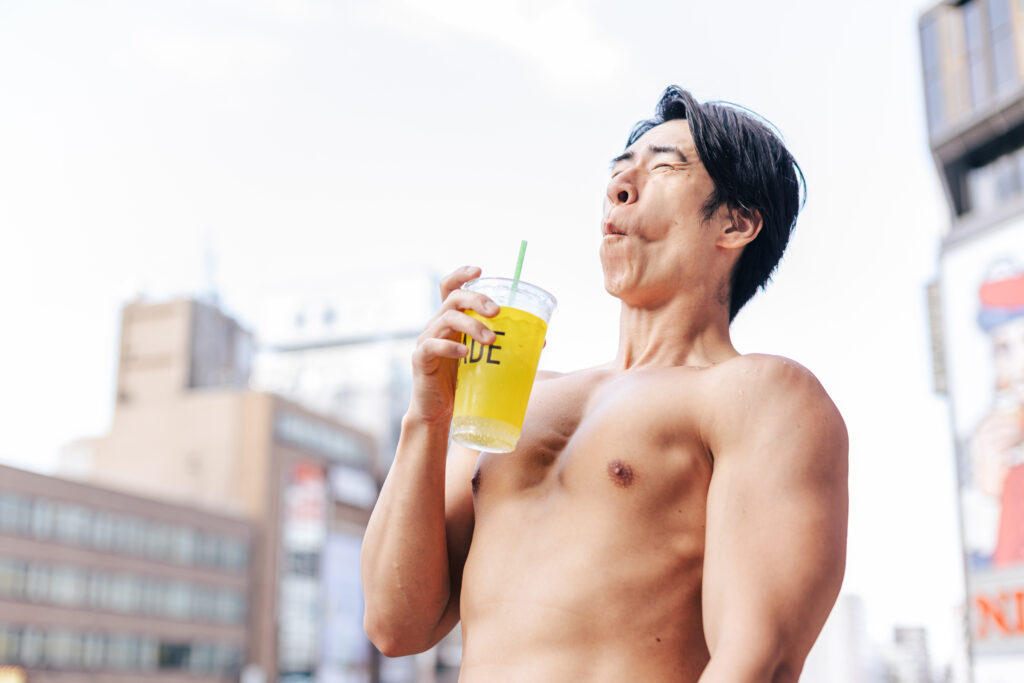 レモネードが酸っぱすぎるマッチョ/muscular men drinking lemonade photo in Sappro Japan