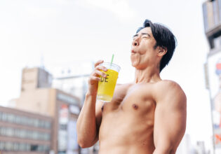 レモネードが酸っぱすぎるマッチョ/muscular men drinking lemonade photo in Sappro Japan