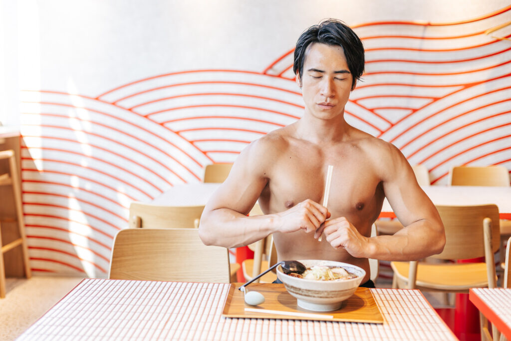 ラーメン実食前に精神統一するマッチョ/フリー素材