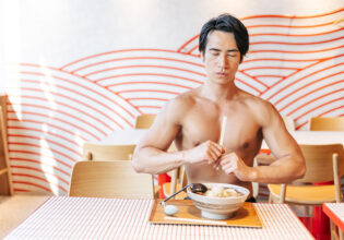 ラーメン実食前に精神統一するマッチョ/フリー素材