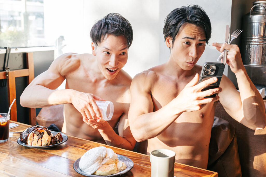 パンケーキにこっそりプロテインをトッピングするマッチョ/stock pohoto of muscular men eating pancake in Japan Sapporo