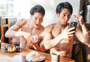 パンケーキにこっそりプロテインをトッピングするマッチョ/stock pohoto of muscular men eating pancake in Japan Sapporo