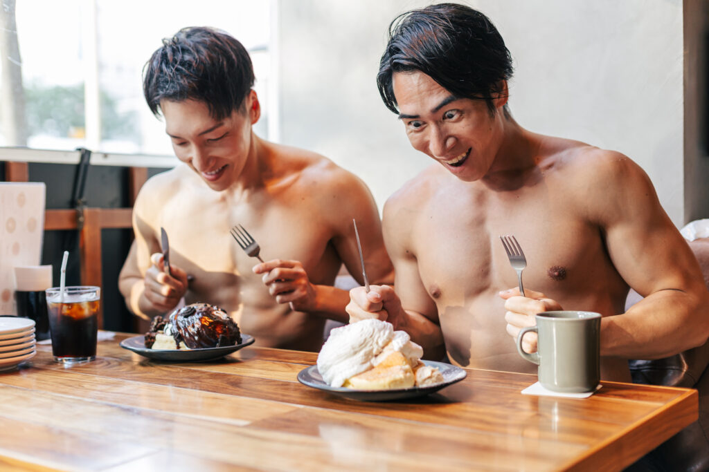 ダイエットは明日から！パンケーキにこっそりプロテインをトッピングするマッチョ/stock pohoto of muscular men eating pancake in Japan Sapporo