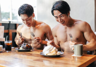ダイエットは明日から！パンケーキにこっそりプロテインをトッピングするマッチョ/stock pohoto of muscular men eating pancake in Japan Sapporo