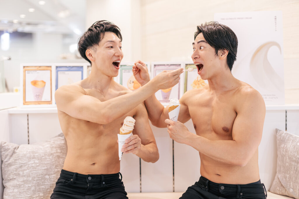 ソフトクリームをあ～んするマッチョ/マッチョフリー素材　札幌